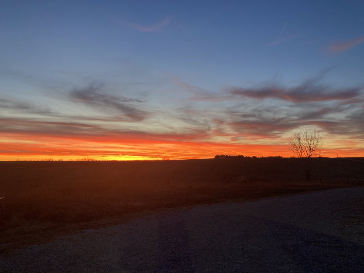 TheJeffWellman's tweet photo. The bit of afternoon I was able to experience today was really nice.  If only there were some way to extend the daylight one hour and be productive longer…🤨 https://t.co/M2OBno4cyy