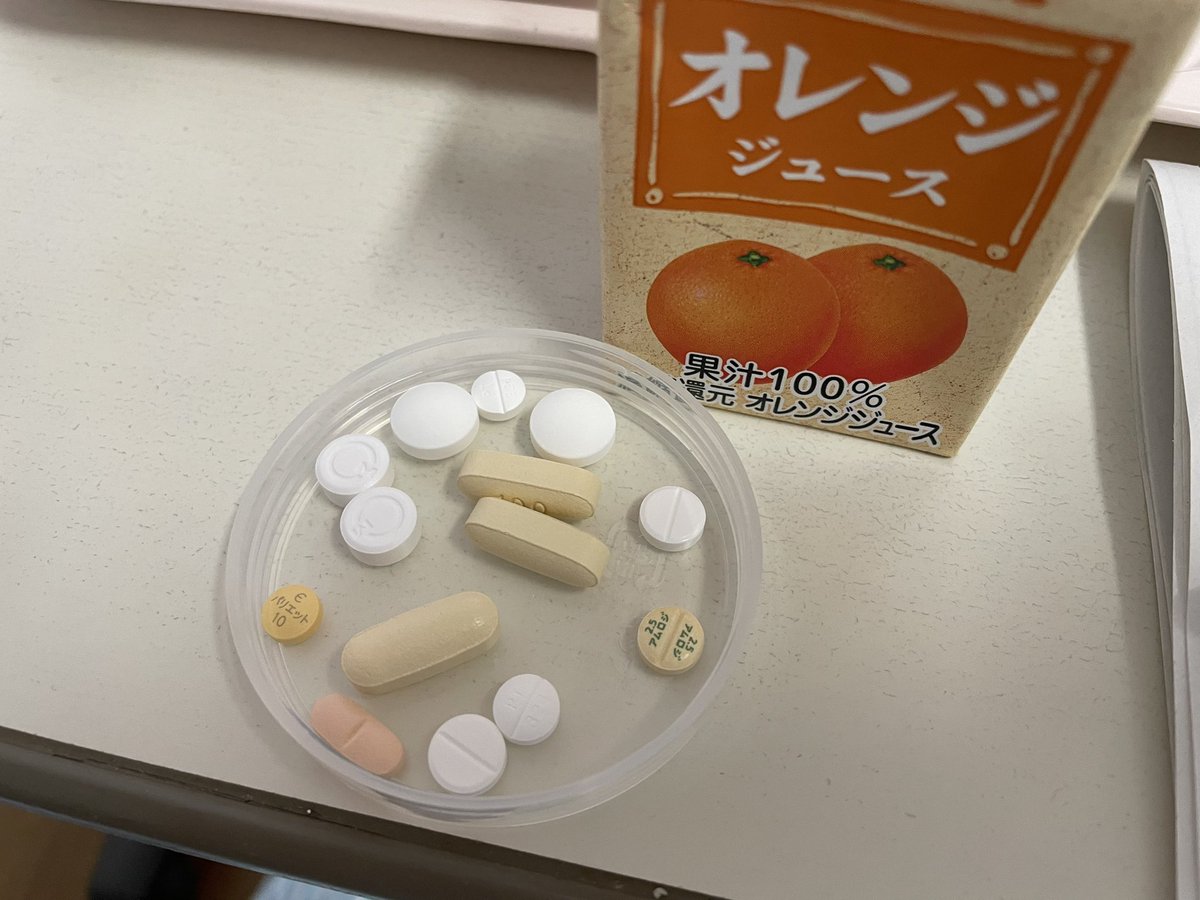 maru_202's tweet photo. オレンジジュースやポカリが美味しい。
朝の薬は少し減ったけどその分点滴が増えている〜 https://t.co/xSEiXxfrii