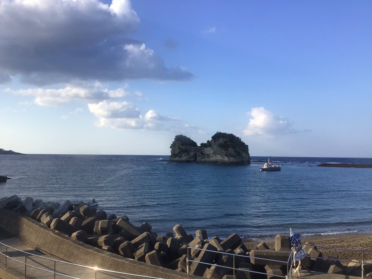 __glassboat's tweet photo. 2023年12月7日(木)グラスボート海上荒天のため終日欠航いたしますm(_ _)m
天気は良さそうですが波はザワザワ🌊
また再開の際にポストさせていただきます(*^^*)
それまでミルクティのゴロゴロを聞いてお待ちください(笑)
#南紀白浜グラスボート
#円月島
#欠航
#猫
#ミルクティ
#気持ち良くごろごろ https://t.co/yXkYasMPOY