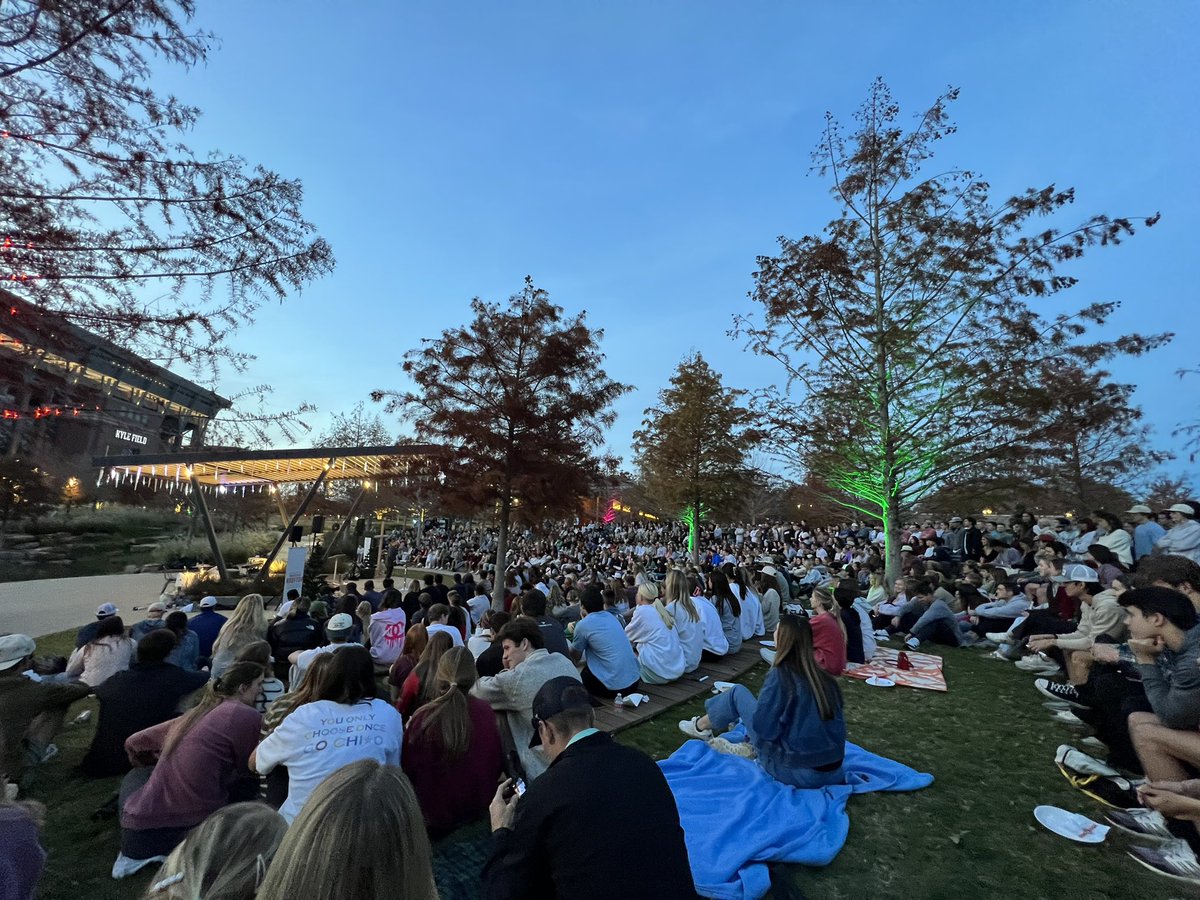 pbethancourt's tweet photo. So encouraging to see 1,000+ @TAMU students gathered together on campus for the 4th annual Rooftop Christmas! https://t.co/65LuyFK9z4
