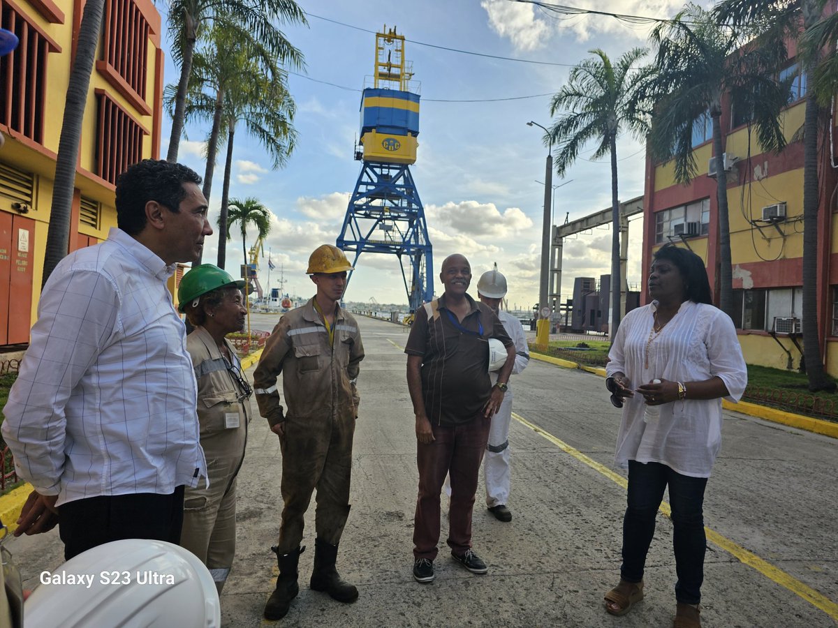 yudi_mercedes's tweet photo. El Ministro del MITRANS @E_RdgzDavila  celebró su  cumpleaños en el día de hoy, visitando entidades de @GemarOsde.
Felicidades y éxitos https://t.co/irw1eZ9e62
