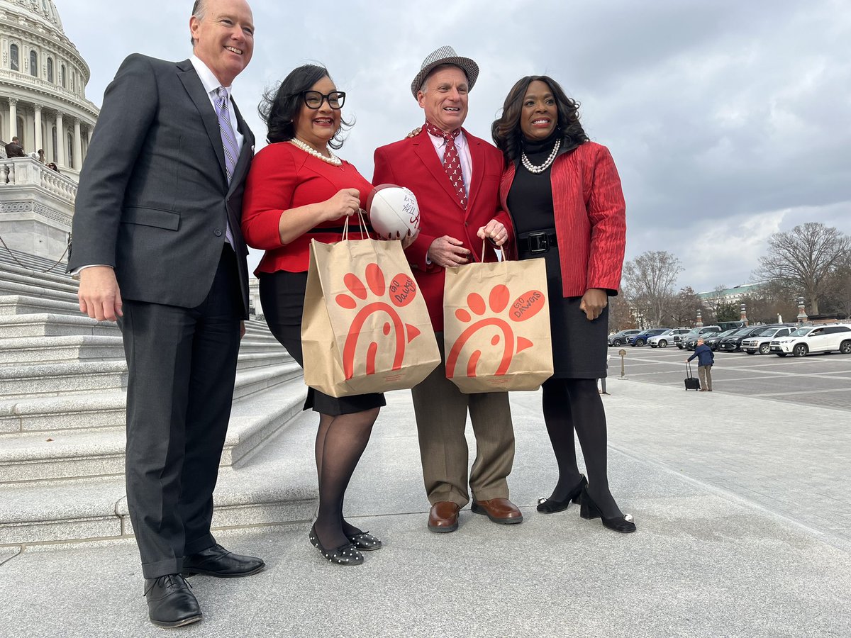 Georgia’s @RepBuddyCarter & @RepNikema have settled up on their bet after the SEC Championship game. Chick-Fil-A for the Alabama reps.