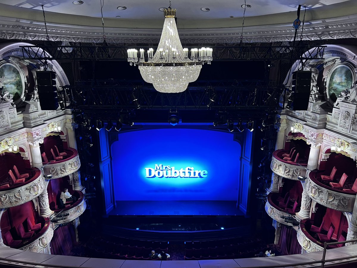 palebluedot_99's tweet photo. Letβs go Xmas season
#mrsdoubtfire musical @DoubtfireUK at @Shaftesbury1911 π¬π§London #HelpIsOnTheWayDear https://t.co/sgplmNRj5r