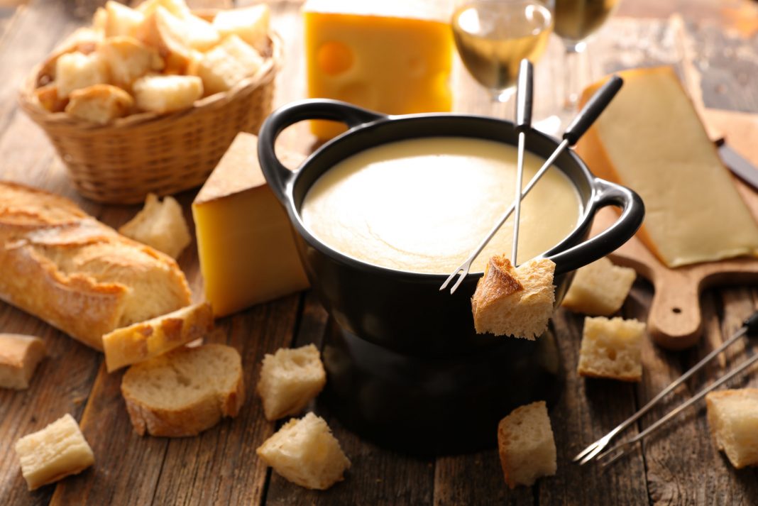 Estos son los quesos🧀 más utilizados para hacer fondue. tinyurl.com/5n8n7bf3