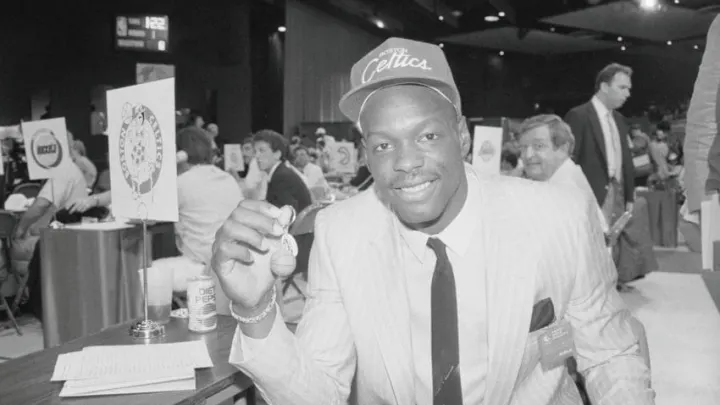 -¡Que venga ya una ambulancia! -Nombre y dirección por favor. -¡Es Len Bias! ¡Se está muriendo! -¿Qué? -Len Bias, el jugador de los Celtics. ¡1103 del Washington Hall en la Universidad de Maryland! ¡Vengan ya! ¡Se muere, SE MUERE!