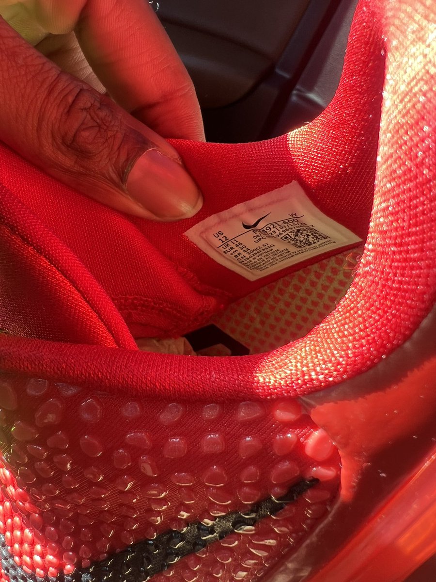 Stay_Av8ted's tweet photo. #sneakertwitter i need yall to do yall thing! @nikestore @Nike @snkrsapp i won the raffle on the Kobe 6’s sz 10! Nike sent me a fckn sz 12 then told me is nothing that they can do about it outside of refunding me! For a mistake they made on there end! https://t.co/9UkqLtRCh2