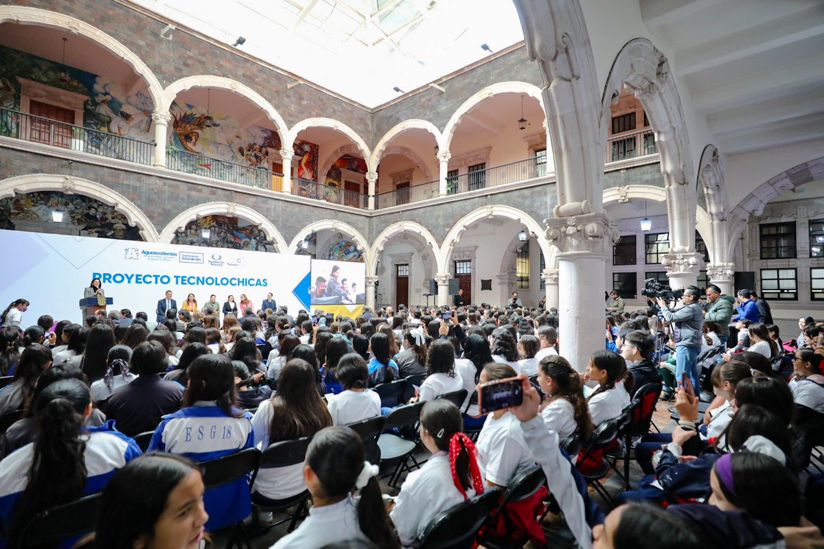 En conjunto con Fundación Televisa iniciamos con el proyecto TECNOLOCHICAS, que busca fomentar e impulsar el interés de las niñas y adolescentes en el estudio de las ciencias, la tecnología, ingenierías y matemáticas, a través de cursos y talleres que se darán a más de 5000 mil