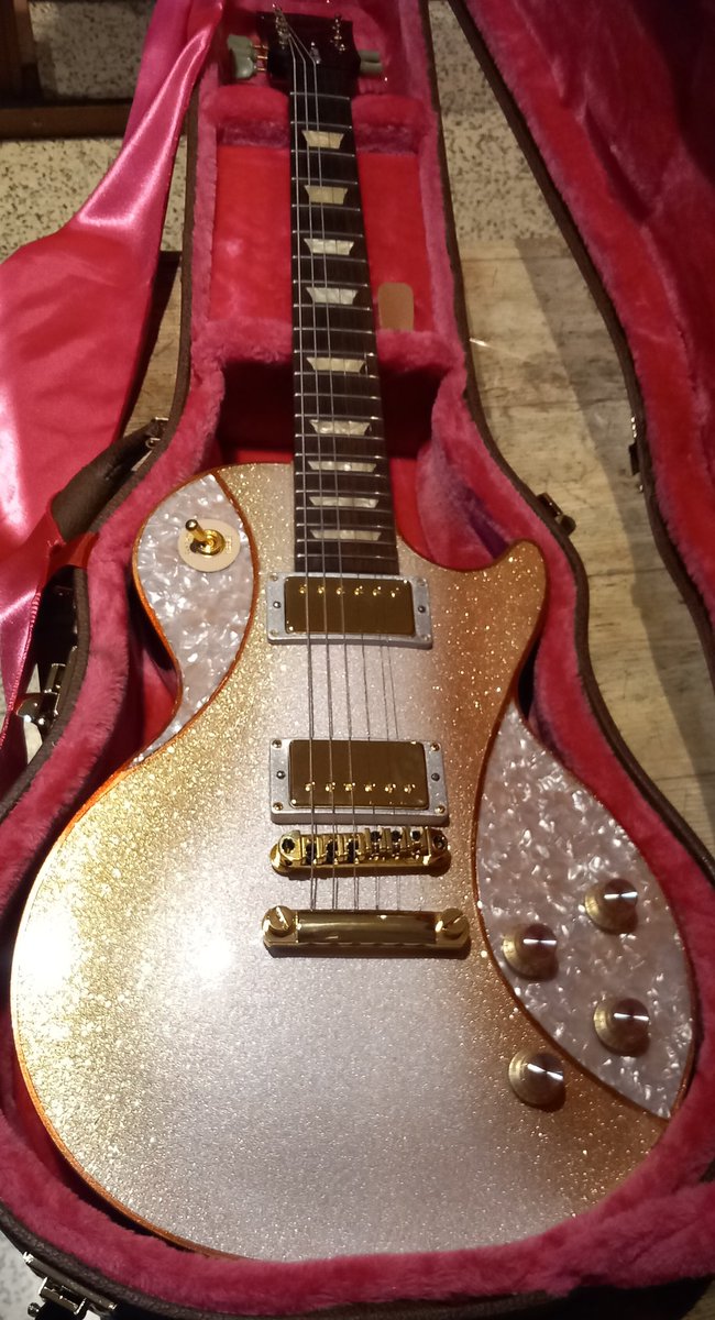 ArtraCustom's tweet photo. @prsguitars ,ArtrA Custom latest production Gibson Les Paul original 2013 mother-of-pearl paint decorations plus acetate cellulose and metallic copper and varnished edging, by Daniel Trammer https://t.co/QoThtm6PPA