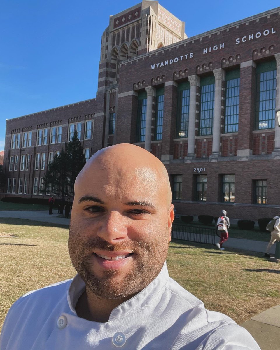 chefmikesmenu's tweet image. My Dad graduated from Wyandotte High School in 1982. Today I was honored to come and speak to culinary students about pursing their future career paths! #culinaryarts #culinaryeducation #teachingtraining #chefmikesmenu