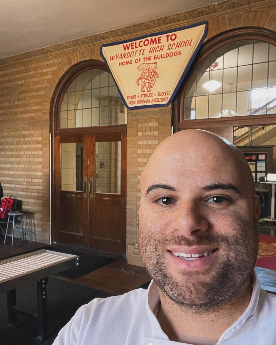 chefmikesmenu's tweet image. My Dad graduated from Wyandotte High School in 1982. Today I was honored to come and speak to culinary students about pursing their future career paths! #culinaryarts #culinaryeducation #teachingtraining #chefmikesmenu