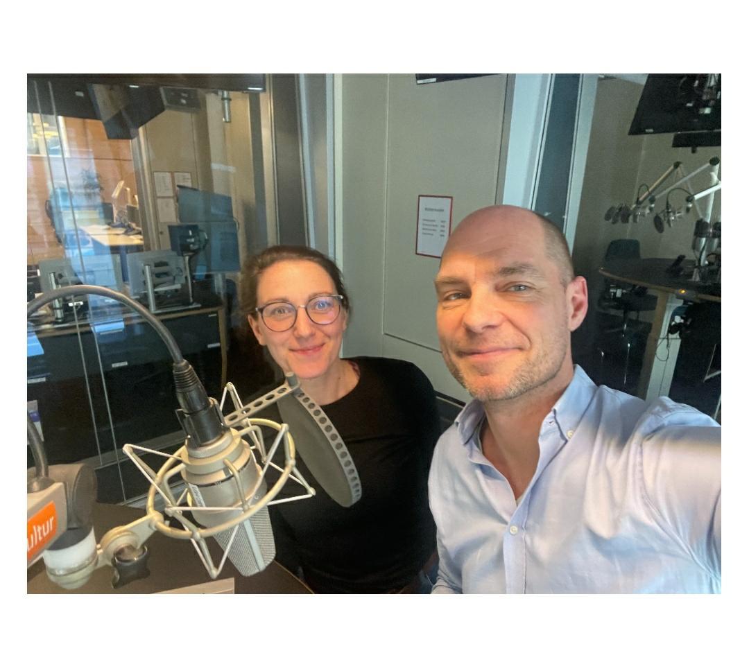 Jasmin Riedl (@riedljasmin) on Twitter photo Heute eine sehr schöne Mittagsstunde mit <a href="/k_frenzel/">Korbinian Frenzel</a> beim <a href="/dlfkultur/">Deutschlandfunk Kultur</a> verbracht. Danke für die Einladung. Es war mir eine Freude!
Auf die Ohren👇
deutschlandfunkkultur.de/der-tag-mit-ja…
Und der Foto-Beweis hier👇 Heute eine sehr schöne Mittagsstunde mit <a href="/k_frenzel/">Korbinian Frenzel</a> beim <a href="/dlfkultur/">Deutschlandfunk Kultur</a> verbracht. Danke für die Einladung. Es war mir eine Freude!
Auf die Ohren👇
deutschlandfunkkultur.de/der-tag-mit-ja…
Und der Foto-Beweis hier👇