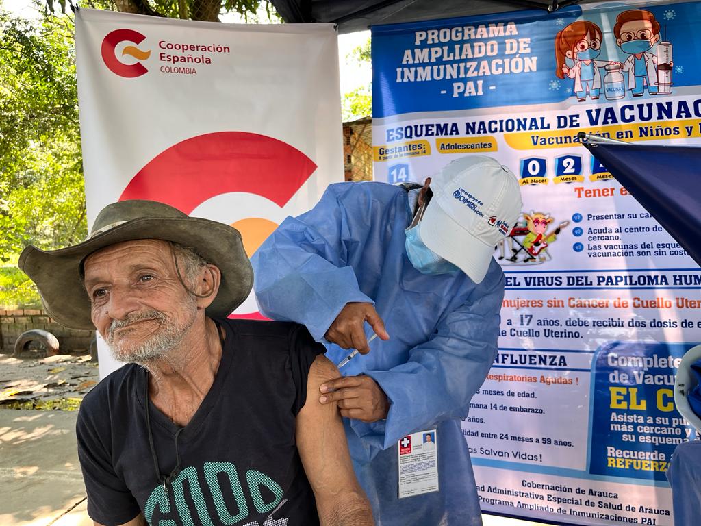 OIMColombia's tweet photo. #SaludParaTodos | En el marco de la estrategia #Activida y en coordinación con entidades sanitarias de #Arauca, acompañamos jornadas de vacunación dirigidas a niños, niñas, adolescentes, gestantes y adultos mayores nacionales 🇻🇪 y 🇨🇴. https://t.co/VdT32sDDYK