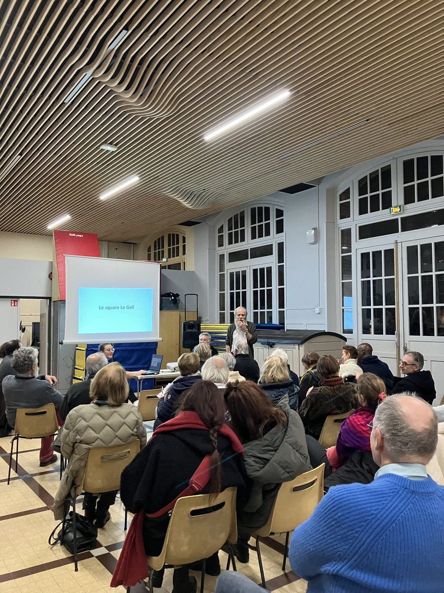 « Autour du square René Le Gall », le @cq1_croulebarbe se réunit ce soir pour échanger sur le bâti, les végétaux et les projets à venir avec @nathalielav ! Et on commence avec une présentation historique du quartier par Pierre, membre du CQ. Merci à lui ! 🌳