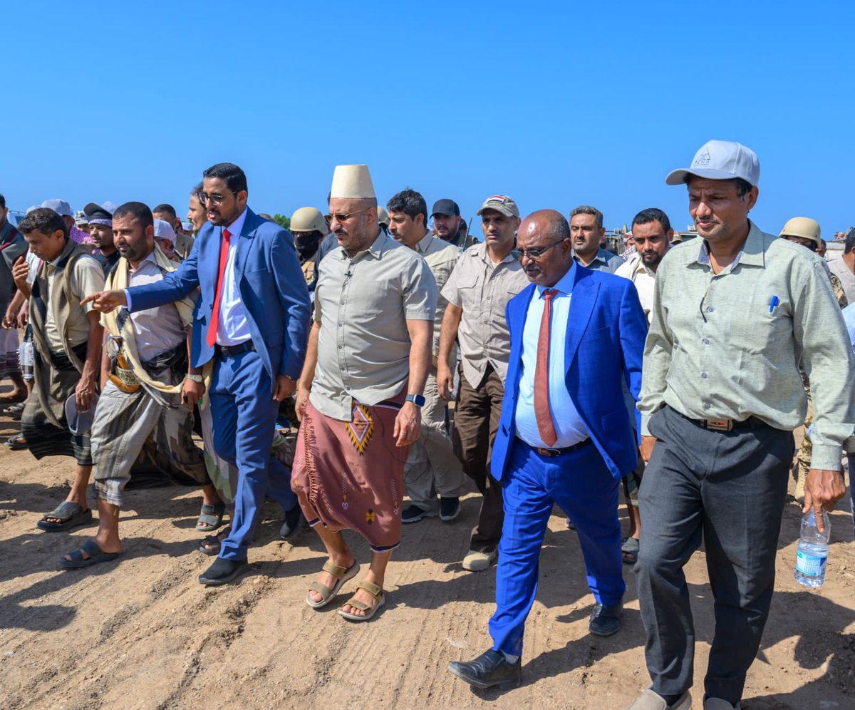 tarikyemen's tweet photo. تفقدنا اليوم اعمال انشاء مشروع مستشفى الخوخة واعمال كهرباء الطاقة الشمسية للخوخة وحيس، وجميعها مشاريع دعم للشعب اليمني من الاشقاء في الامارات العربية المتحدة.
أهدينا المشاريع لروح شهداء تحرير الخوخة الذين طهروها من رجس الحوثي في الـ7 من ديسمبر 2017 م.
المعركة الوطنية قتال وتنمية وتعاون ومصالحة.