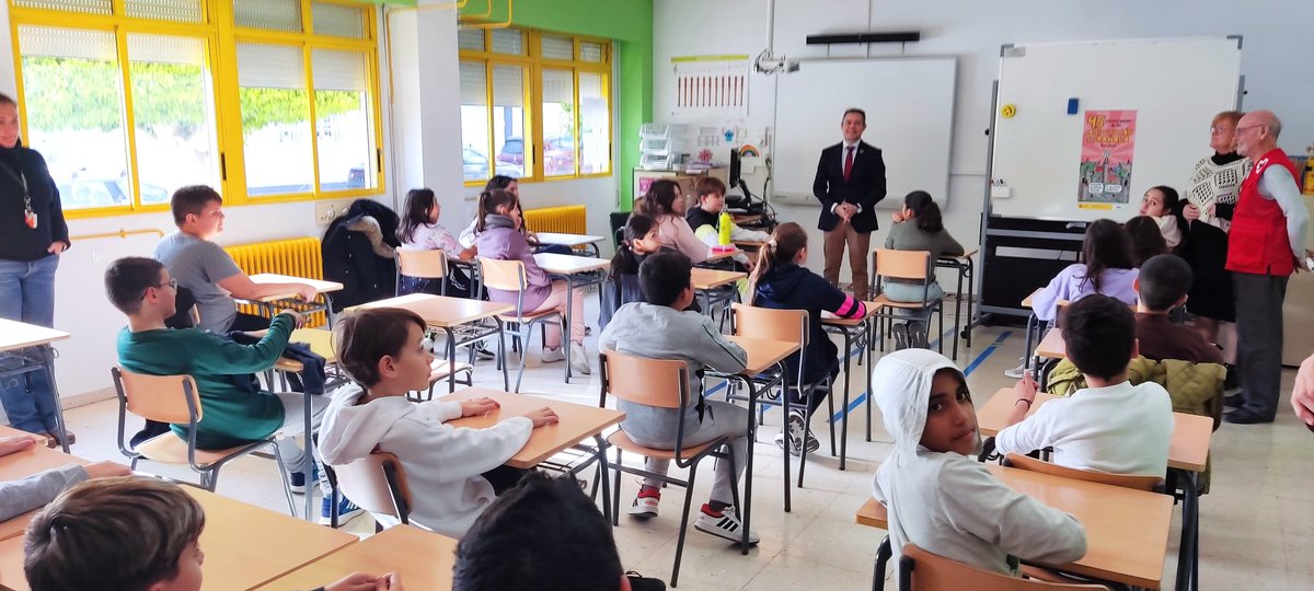 CruzRojaRMurcia's tweet photo. Celebramos el día de la #Constitucion en dos maravillosos colegios de #Lorqui acompañados por @alcalde_lorqui #ODS #ODS11 el alumnado hizo un magnífico ejercicio para fomentar que su municipio sea aún mejor para todos sus ciudadanos. https://t.co/CVTiWXLXa9
