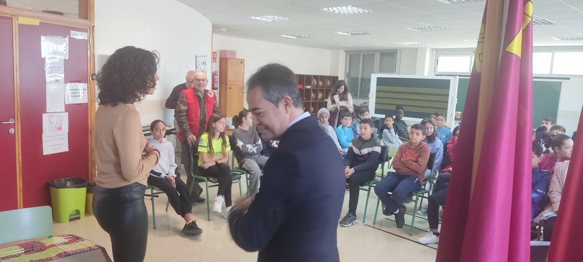 CruzRojaRMurcia's tweet photo. Celebramos el día de la #Constitucion en dos maravillosos colegios de #Lorqui acompañados por @alcalde_lorqui #ODS #ODS11 el alumnado hizo un magnífico ejercicio para fomentar que su municipio sea aún mejor para todos sus ciudadanos. https://t.co/CVTiWXLXa9