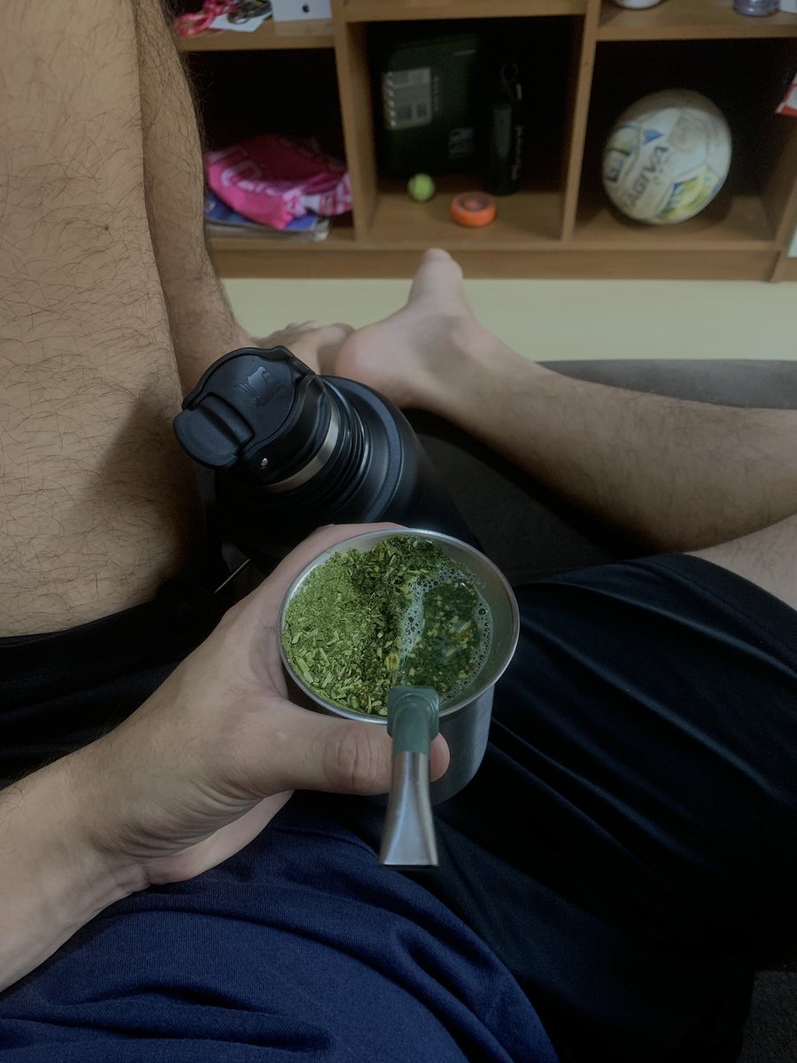 diegobcast's tweet photo. Chuva: A 
eu em casa com meu mate https://t.co/jQzKXTzgPN