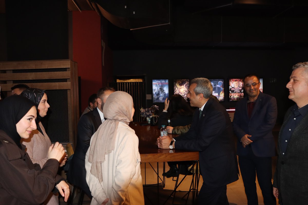 Şehit #AybükeYalçın’ın 22 yıla sığdırdığı bayraklaşan hikâyesini anlatan, #BEE  ve <a href="/trt/">TRT</a> ortak yapımı #AybükeÖğretmenOldumBen filmini Valimiz <a href="/ihsanselimb/">İhsan Selim Baydaş</a>, <a href="/RTEUniversite/">Recep Tayyip Erdoğan Üniversitesi</a> Eğitim Fakültesi öğrencisi gençlerle birlikte izledi.

📽️Yönetmenliğini Murat Onbul'un üstlendiği filmin