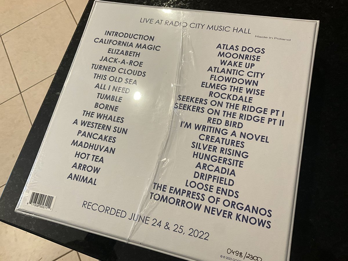 momof3gogogo's tweet photo. Now this is what you call a boxed set!! @goosetheband #rcmh #iwasthereforit https://t.co/D2cfdyyE6x