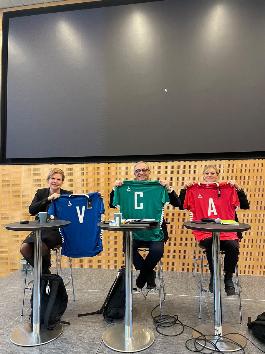 Tak til <a href="/Mich_Ziegler/">Michael Ziegler</a>, <a href="/PernilleBeckman/">Pernille Beckmann</a> og <a href="/Trinebramsen/">Trine Bramsen</a> for at bidrage med det politiske perspektiv og gå i dialog med det spørgelystne publikum. Vi håber, I kan bruge trøjen😉