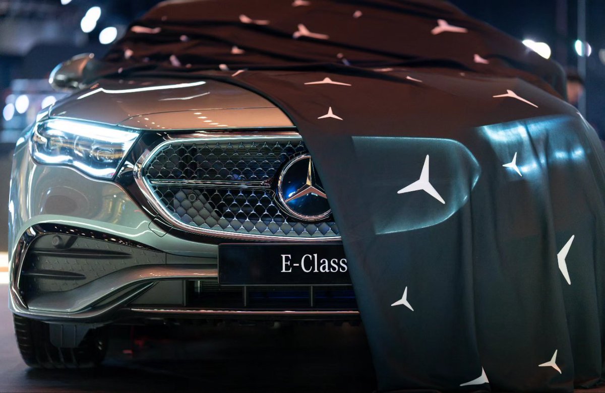 MercedesBenzKSA's tweet image. تقف مرسيدس-بنز الفئة E الجديدة كلياً في أول لحظات تدشينها بالمملكة حيث تشهدها معرض الرياض للسيارات، وتجسد هذه الفئة التطور والأناقة بتصميم جريئ.
#مرسيدس_بنز_السعودية #MercedesBenzKSA #eclass