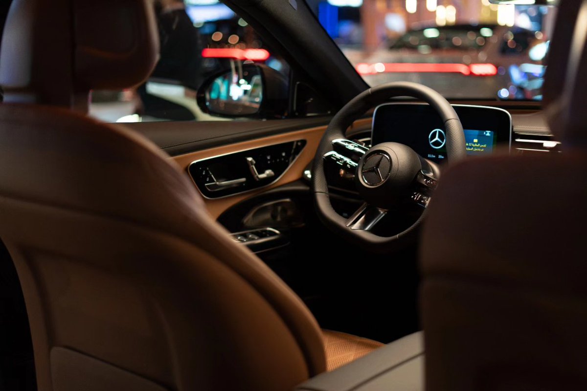 MercedesBenzKSA's tweet image. تقف مرسيدس-بنز الفئة E الجديدة كلياً في أول لحظات تدشينها بالمملكة حيث تشهدها معرض الرياض للسيارات، وتجسد هذه الفئة التطور والأناقة بتصميم جريئ.
#مرسيدس_بنز_السعودية #MercedesBenzKSA #eclass