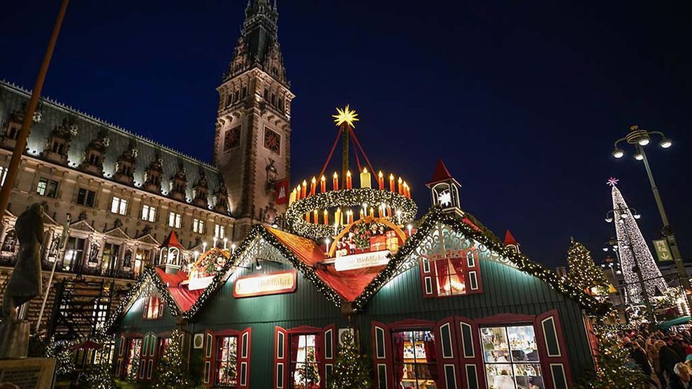Seid ihr schon auf dem #Weihnachtsmarkt vor der historischen Kulisse des #HamburgerRathauses gewesen? ✨Ein fliegender Weihnachtsmann, Kunsthandwerk, Leckereien und vieles mehr warten auf euch! 😍🎅 ➡ buff.ly/3H5XTqL 
Bild: Marek Santen
