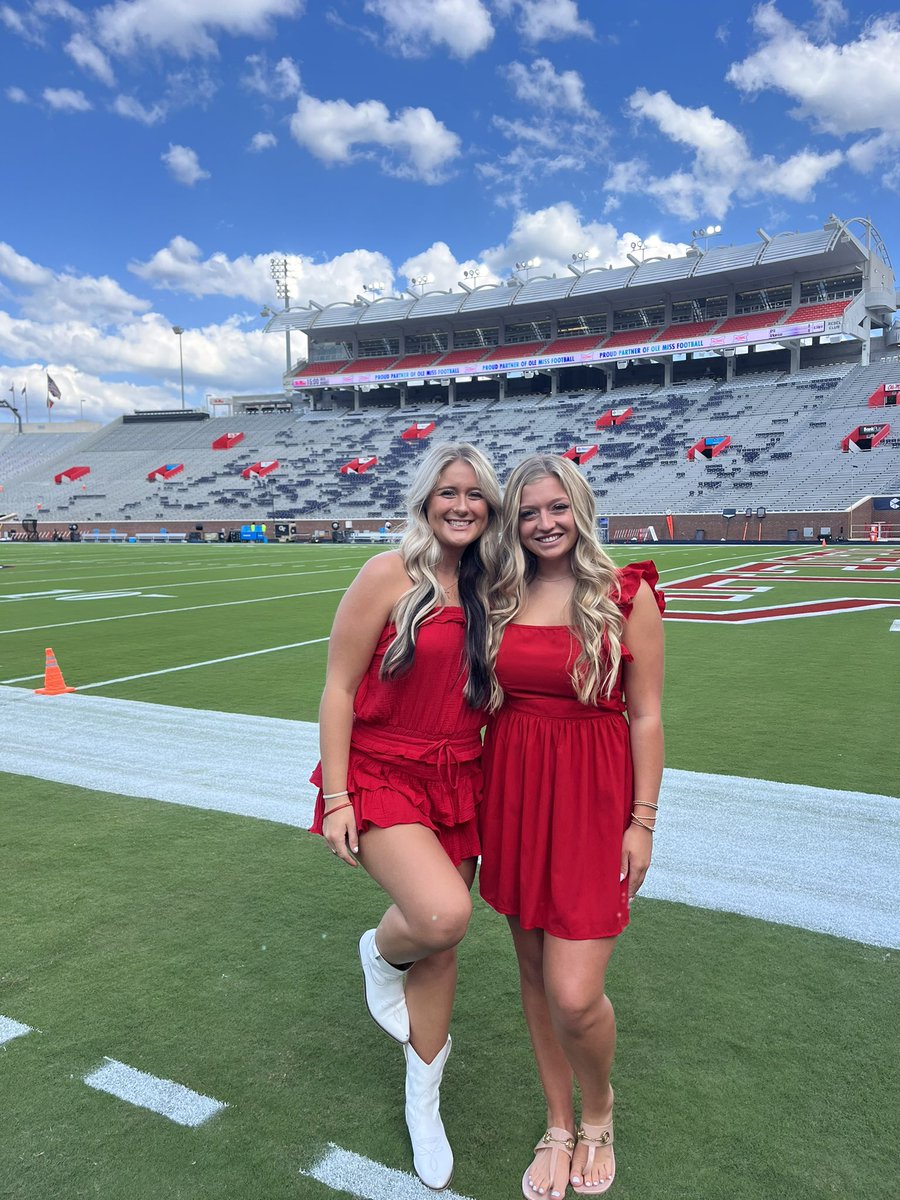 madisoncurl's tweet photo. wouldn’t wanna be anywhere else🤍 #olemissfb https://t.co/EAvjgdfNbW