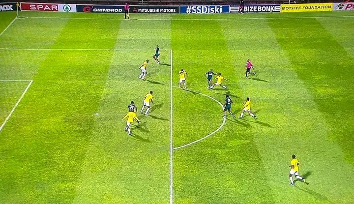 ThabisoMalatj27's tweet photo. Mamelodi Sundowns is playing brown envelope football, I mean how on earth is this offside?? 🙄 AmaZulu were robbed, Sundowns must be banned 🚮🚮😒
#DstvPrem https://t.co/bX39WRoEfj