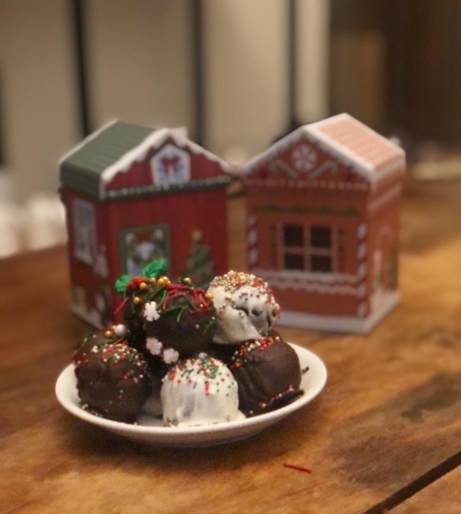 Ristrettoplace's tweet photo. Trufles $13
15 unidades.

Sabores: 
- zanahoria con semillas
- vainilla con almendras
- chocolate con ganache de chocolate

Ordena con tiempo tus regalitos navideños al WA 7934-6089

#ristretto #trufas #regalitosnavideños #chocolatelovers https://t.co/dWC9Lenzpz