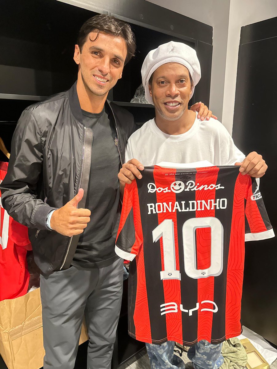 ldacr's tweet photo. Vos también sos campeón de Centroamérica, @10Ronaldinho 😅🫂🔟 https://t.co/eG0YHQBVd5