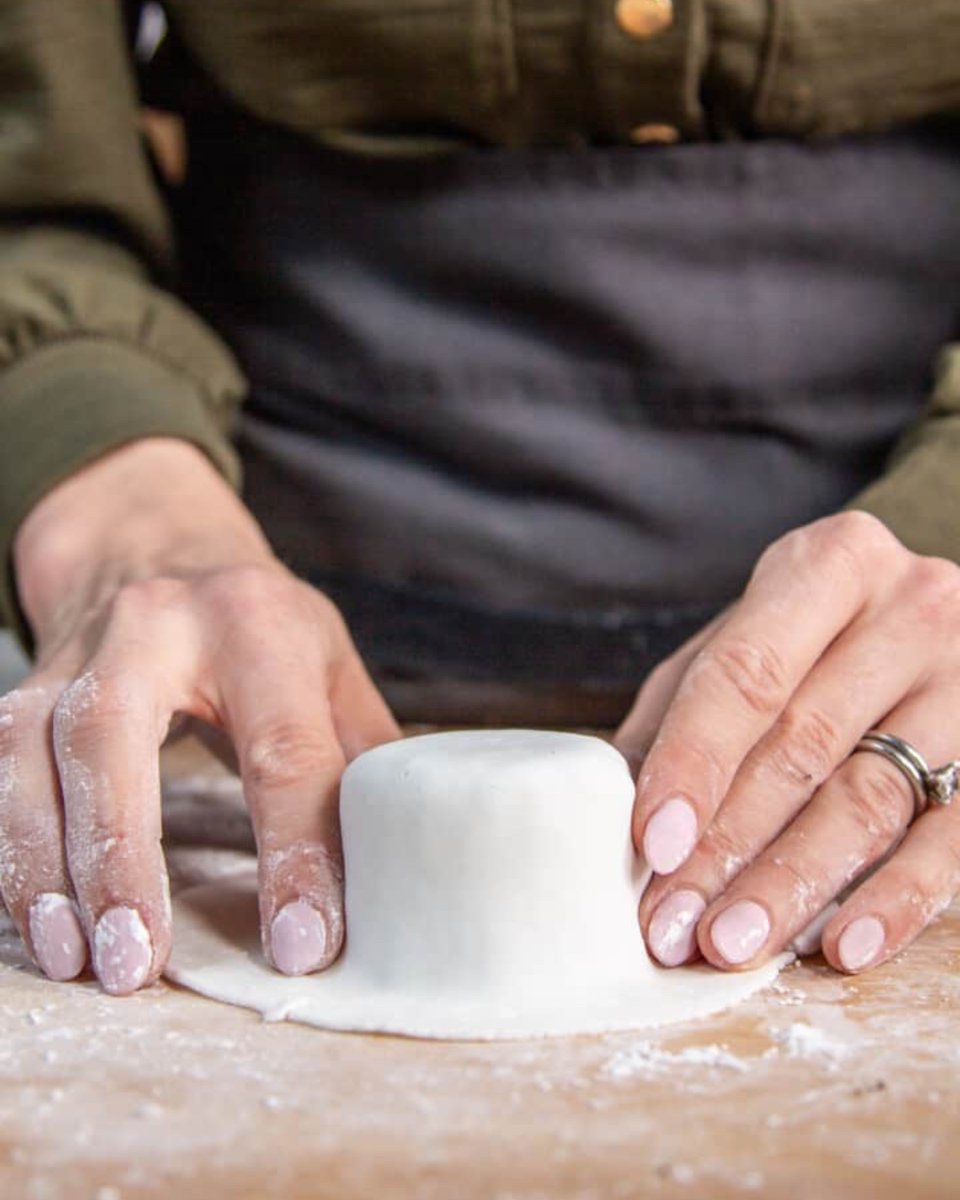 gfreefoodie's tweet image. IMHO, traditional fondant is not super easy to work with and the flavor is....let's say, "lackluster". This is where my recipe for marshmallow #fondant comes to save the day. Not only is it easy to make, but it's also delicious!
Get the recipe: gfreefoodie.com/an-easy-recipe…