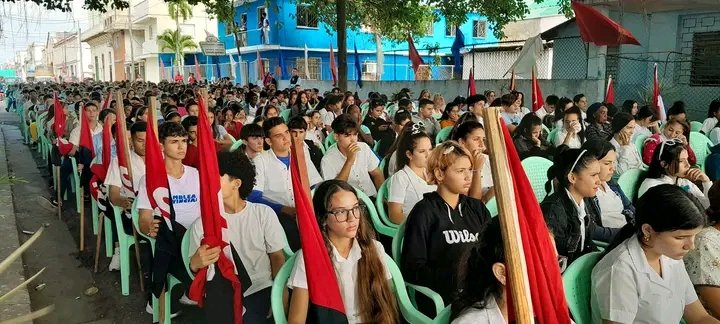 FEEM_Cuba's tweet photo. En Cienfuegos🌇 tuvo lugar el Acto Central✊ por el 5️⃣3️⃣ aniversario de nuestra Organización, con la presencia de Aylín Álvarez🇨🇺, 1era Secretaria de la @UJCdeCuba, Eugenio González, Viceministro de Educación📚 y Amanda Santos Viamonte, Presidenta de la #FEEMdeCuba💙.
#53FEEM https://t.co/un3n0MSgcb