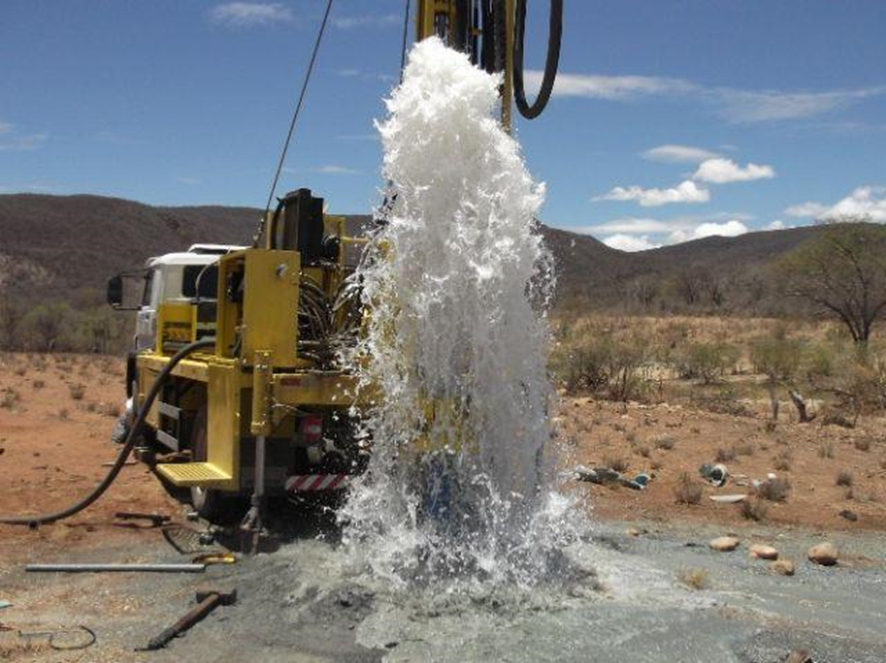 GeolegCAT's tweet photo. 💦Avui fem un fil molt necessari. Explicarem en què es basen els hidrogeòlegs per trobar aigua subterrània i com es comporta en profunditat. 💧
Aprofitarem per desmuntar mites i falses creences.
Ens acompanyes en aquest nou fil de les #GeoFrikades? https://t.co/AovDeL8lYN