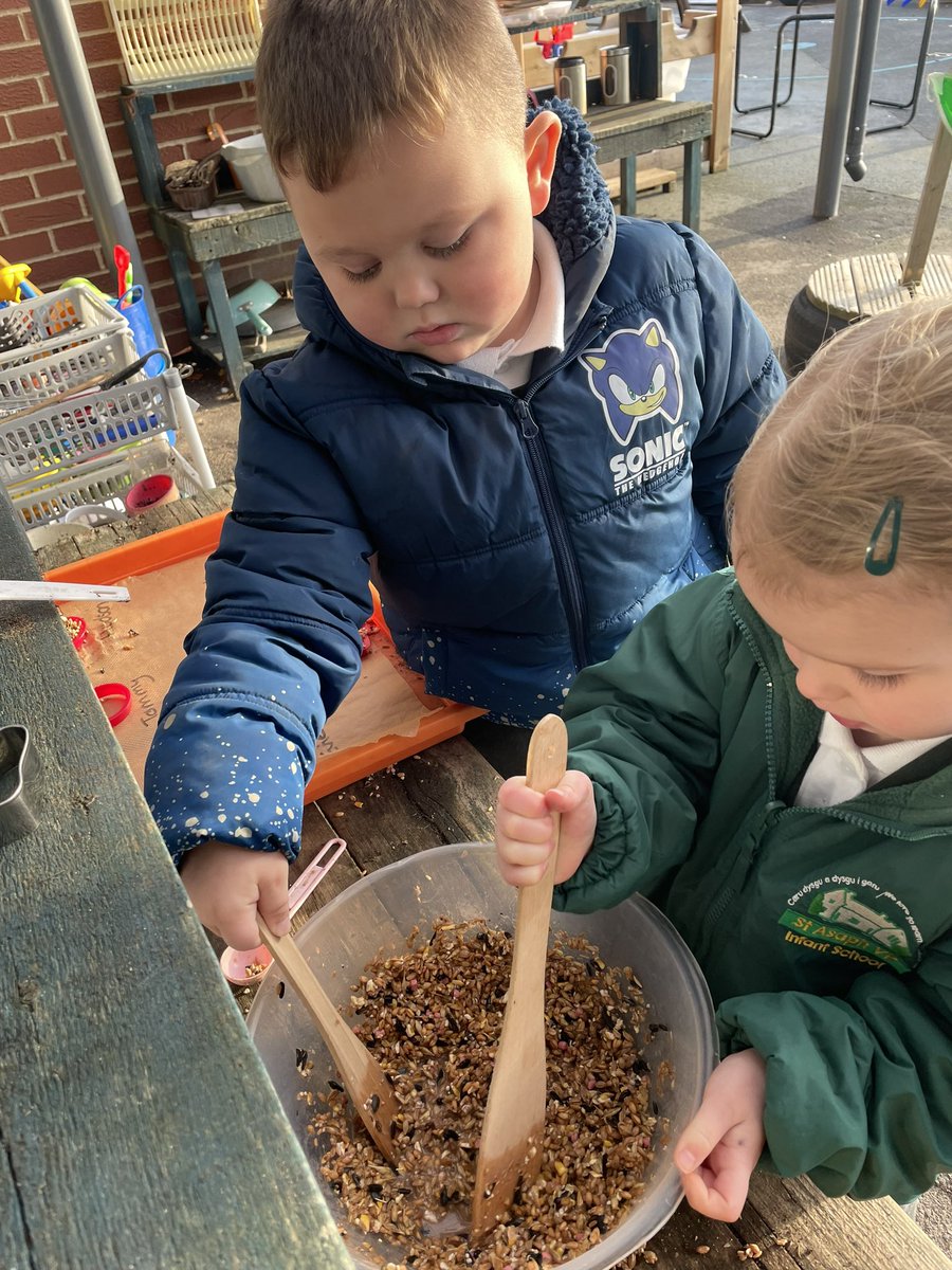 stasaphvp's tweet photo. ๐s have been measuring the right amount of bird seed, water & gelatine to make Christmas bird feeders. We counted each ingredient out very carefully, spooned it into the moulds and now have to wait for them to set in the fridge before the birds can enjoy them ๐๏ธ๐ #VPEC @_OLW_ https://t.co/pZ7c8jjgf1