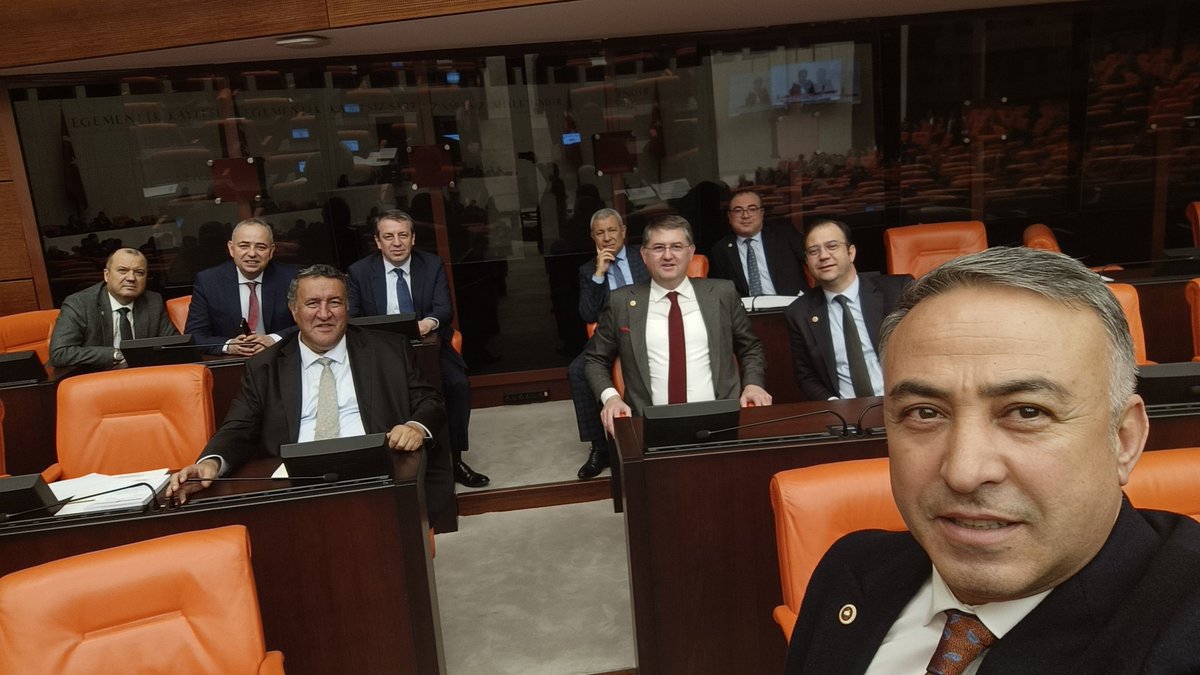 Bu torba halkın değil sarayın torbası!

Bu torba kanunda; 
-7500 liraya mahkum edilen emekliler yok.
-7200 prim günü söz verdiğiniz esnaflar yok.
-Açlık sınırının altında yaşamaya çalışan asgari ücretliler yok.
- Stajyer ve çıraklar yok.
- Taşerondan kadroya geçmeyi bekleyen kamu