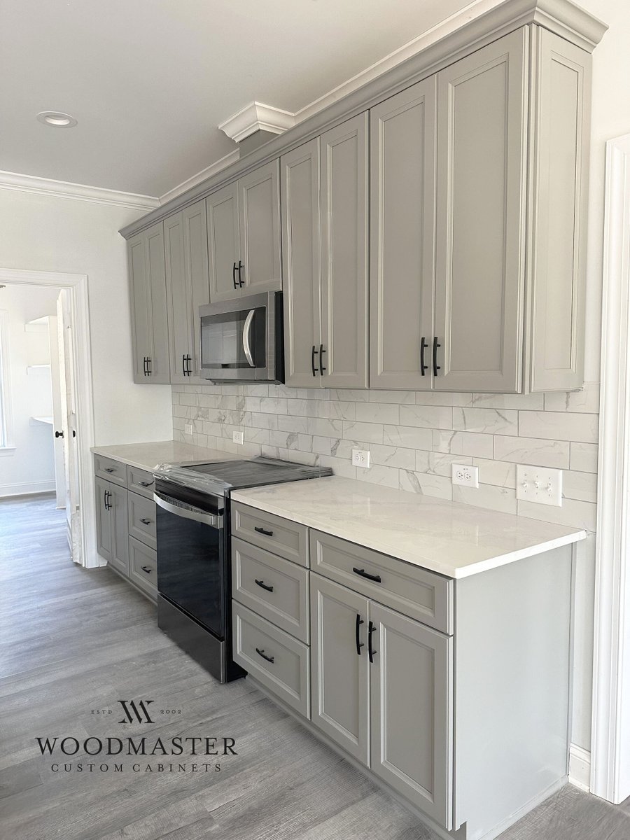 WoodmasterCC's tweet photo. A stunning pebble grey kitchen installed by Woodmaster Custom Cabinets (North Point Cabinets RTA selection).
1/2” plywood, 3/4” solid wood face frame.
Maui-style full door &amp; drawer overlay, UV-coated interior, adjustable shelves, soft-closing slides and hinges.
Contact us today! https://t.co/1azSgS7f5H