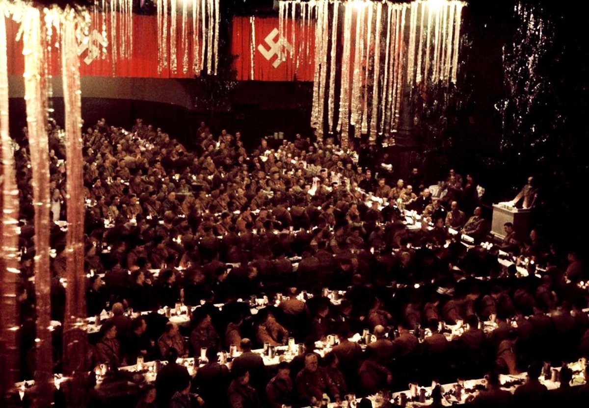 Adolf Hitler ve Nazi Partisi yetkilileri, Waffen SS subay adaylarıyla birlikte Noel partisinde (Münih, 1941).