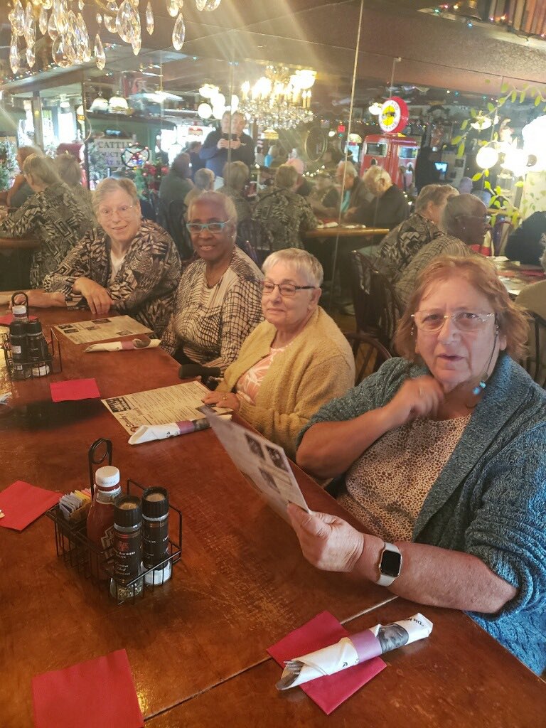 Sandalwoodvil's tweet image. Lunch bunch at Spankys Speakeasy in Naples. It’s always delicious! #SUNProgram #LunchBunch