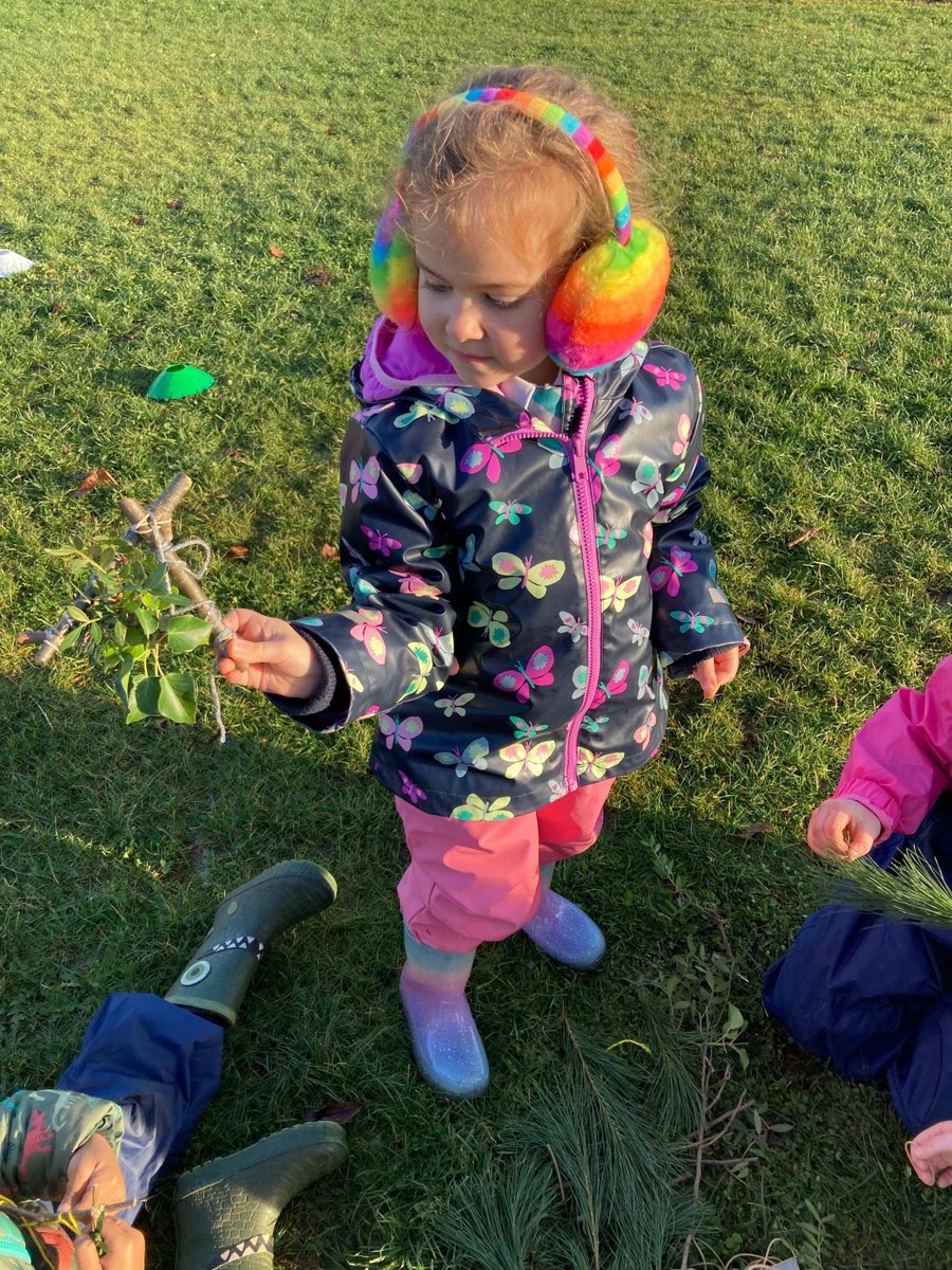 RosecliffeSpen1's tweet photo. ☀️❄️A beautiful afternoon in the sun, making Christmas trees and wreaths using natural materials ❄️☀️ #forestschools https://t.co/Ip9t4ezSwD