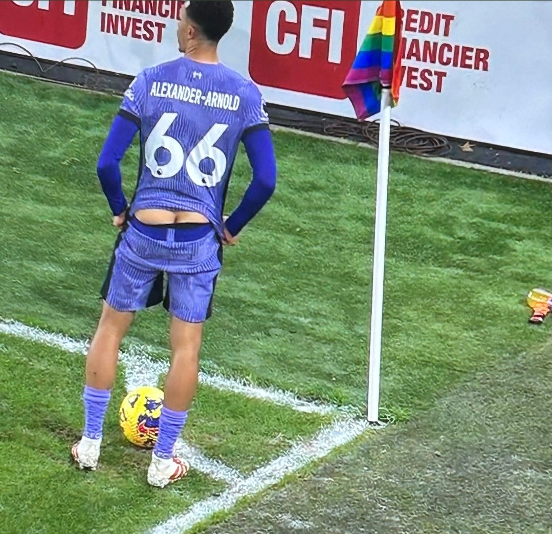 MollieKidd13's tweet photo. Putting the ass in assist I see #LFC #SHULIV https://t.co/VMCtRRSjpK