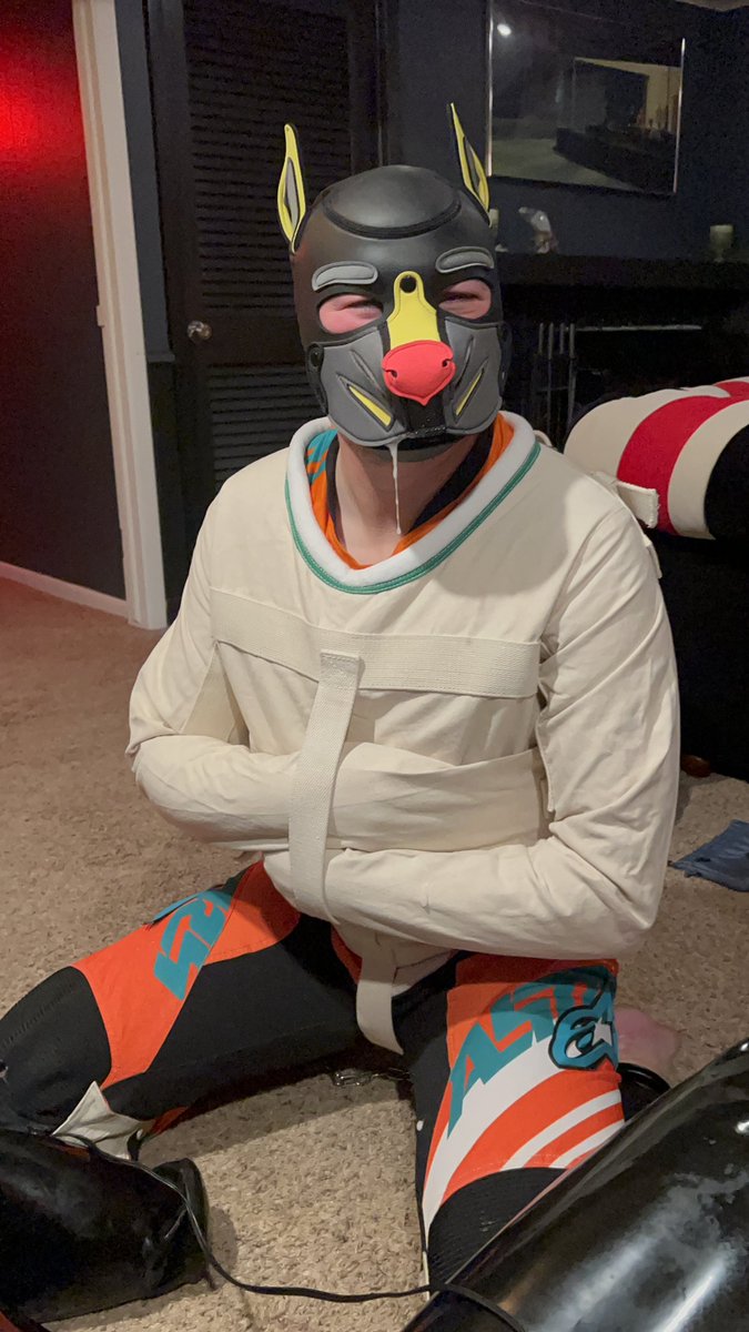 Got my new pup hood broken in and I finally have a SJ!!

🏠 @PupKobuk 
📸 <a href="/PupVulcan/">gimp-vulcan on bsky</a> 
💦 <a href="/PupZuki/">🐾Zuki@Chicago Fetish Weekend</a> 
⛓️ <a href="/Eezo102/">Eezoderg on bsky</a>