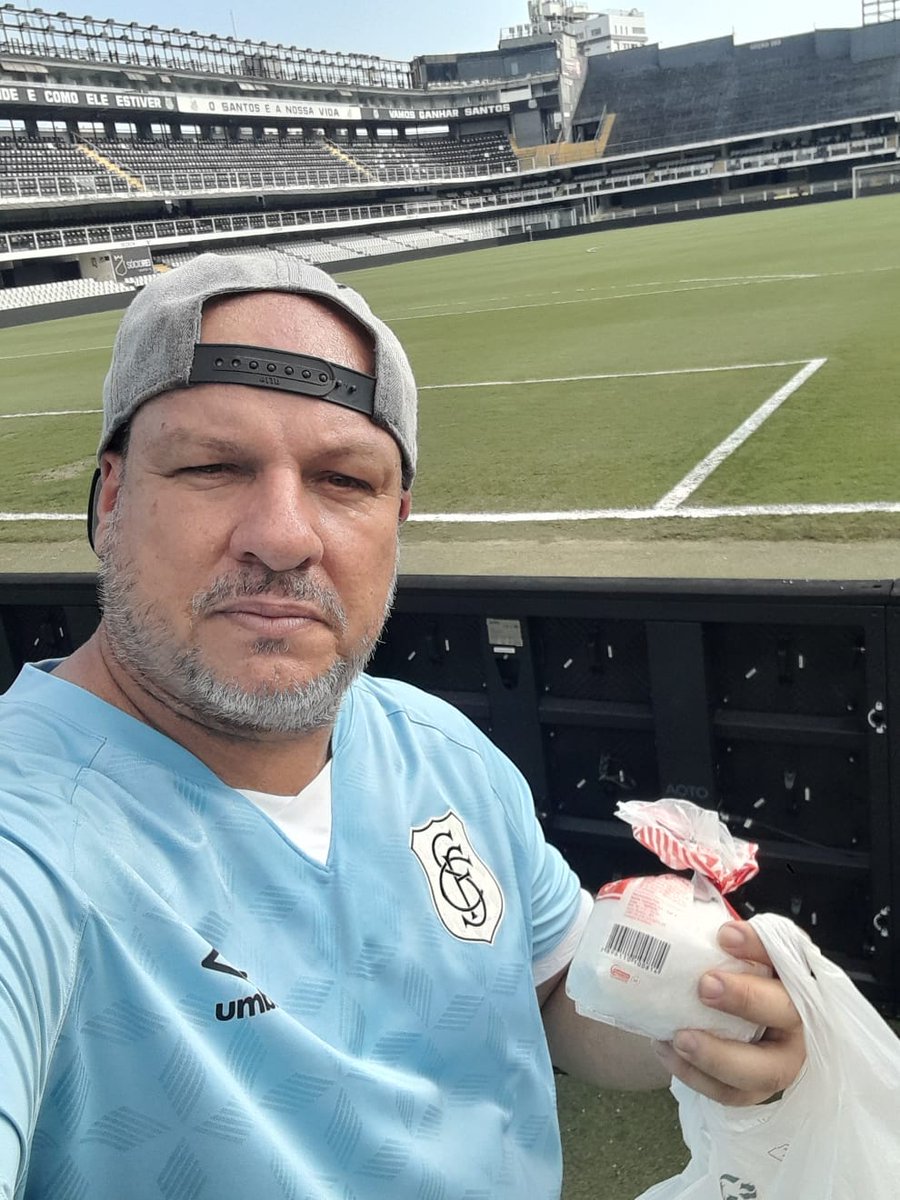 comunitta's tweet photo. seu israel tava lá na Vila e já fez a parte dele!!! 

agora é só o santos fazer a sua dentro de campo!!!! 

VAMO PEIXE!! 🤍🖤🧂 https://t.co/jIJBweAuRi