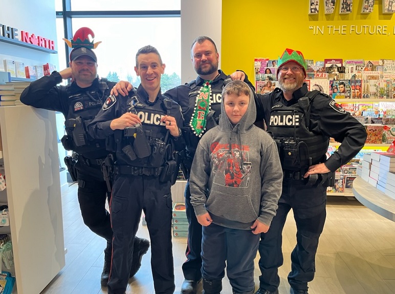 KingstonPolice's tweet photo. Thank you to all those who helped make this day a memorable one for the students and their families over this holiday season! 3/3 #HappyHolidays https://t.co/kIDr3Kd9cF
