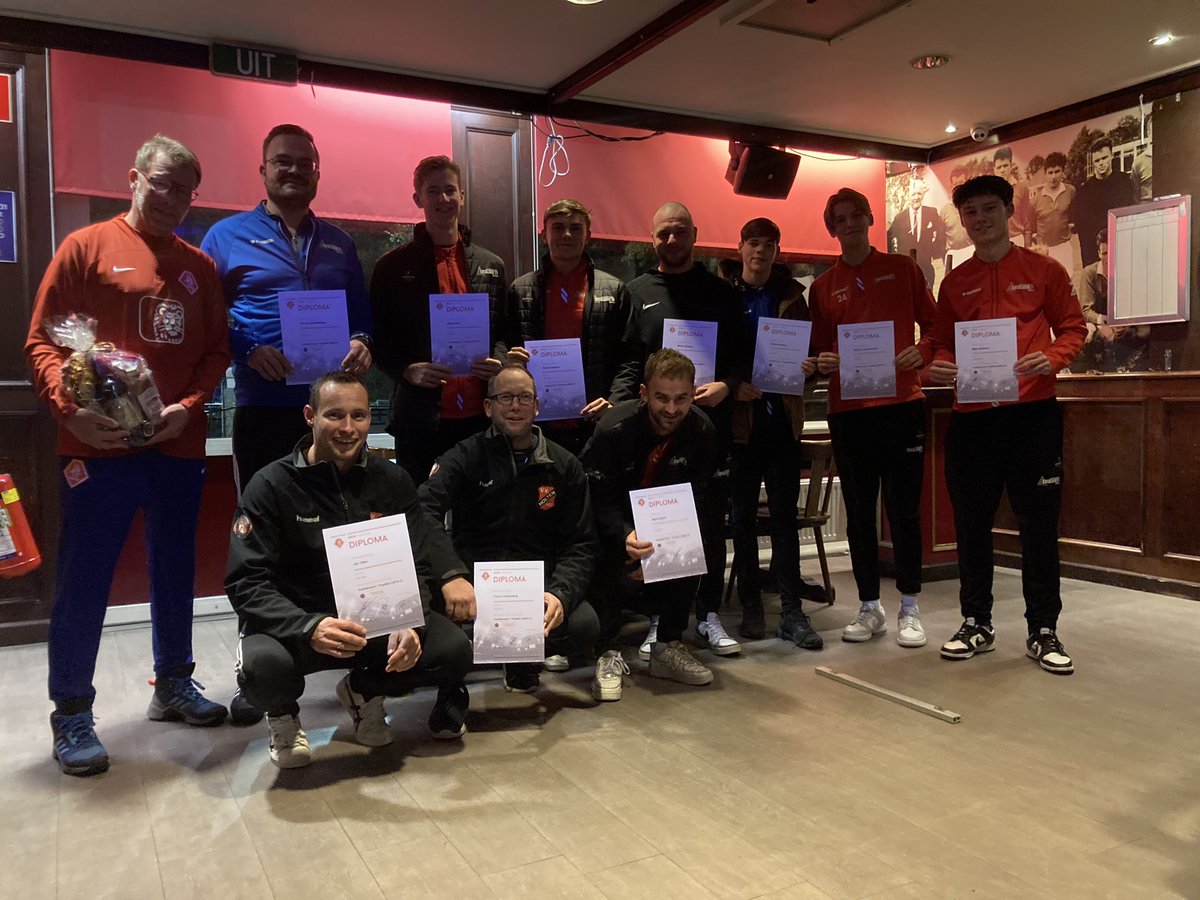 L0urens's tweet photo. Gefeliciteerd aan 8 jeugdtrainers van @RjoExcelsior31 en 2 trainers van @Vvholten . Opkomst van 100% en complimenten van de docent. #VC1 https://t.co/FiZap34wPl