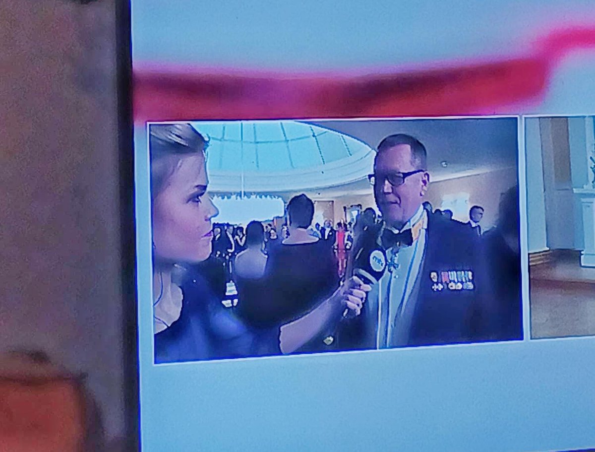 jcihelsinki's tweet photo. Hyvää itsenäisyyspäivää!
Tänään Linnan juhlissa nähtiin @MTVUutiset uutisten asiantuntijana kamarimme upea @MariaNykane!
Katsoitko juhlia?
#HNKK #JCIHelsinki #JCI #JCIFinland #JCIfi #Itsenäisyyspäivä #Linnanjuhlat #LinnanJuhlat2023 https://t.co/deZhYO8kSl