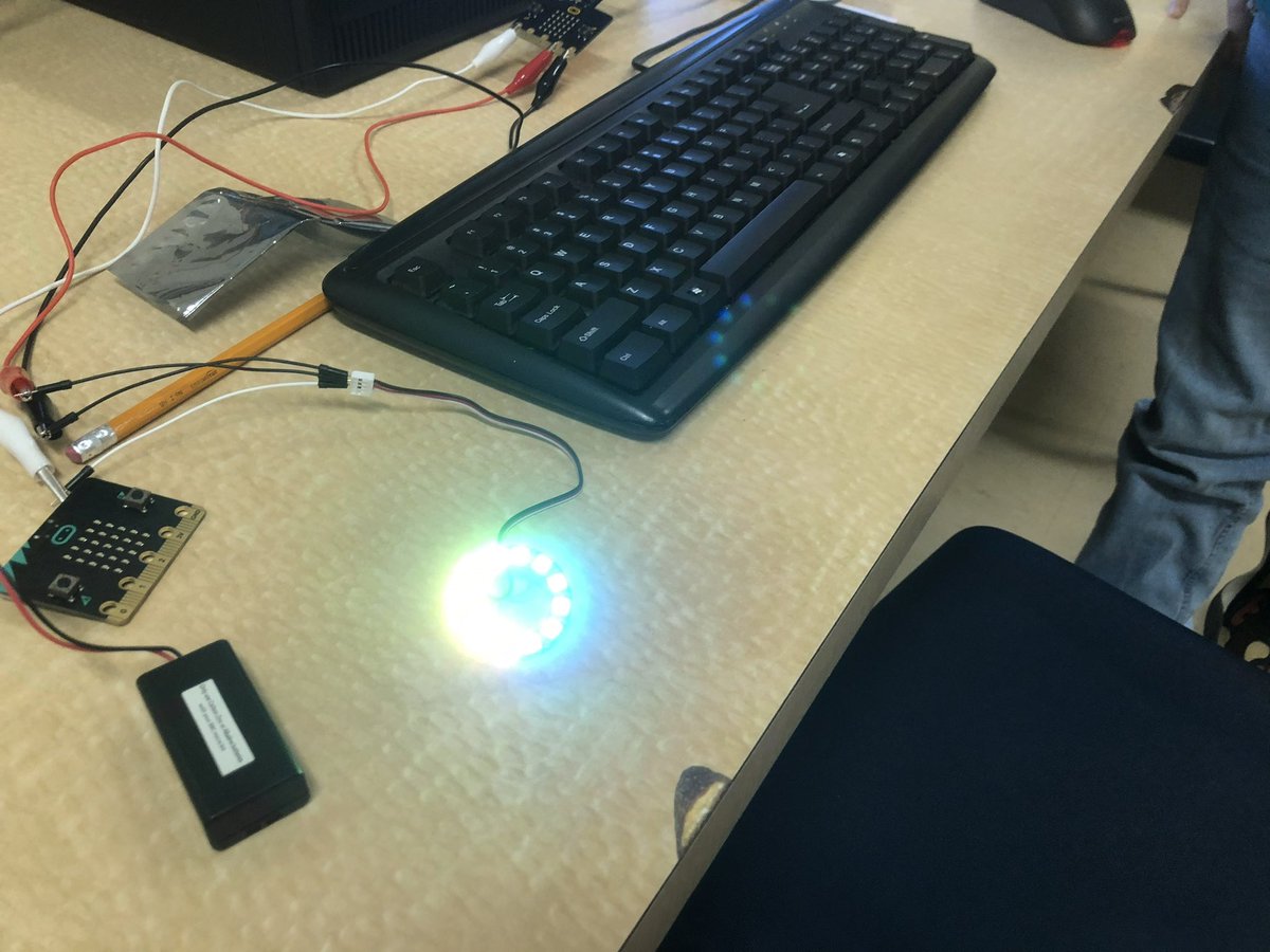 techmental's tweet image. Coding w/ @PAMS_Raiders today. Sending remote signals and lighting up lights #CanadaLearningCodeWeek #LearnToCode