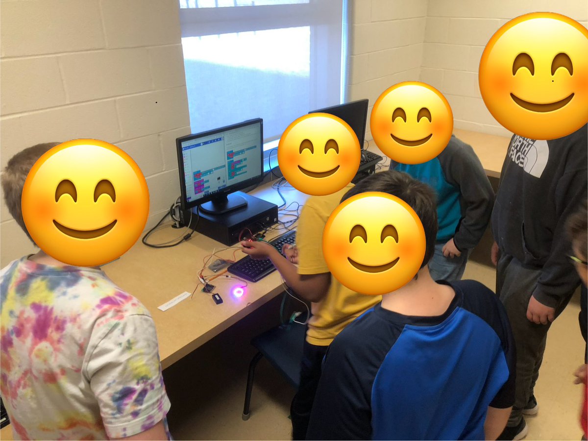 techmental's tweet image. Coding w/ @PAMS_Raiders today. Sending remote signals and lighting up lights #CanadaLearningCodeWeek #LearnToCode
