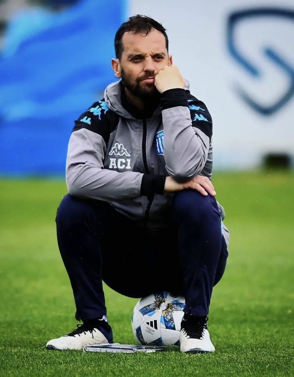 RacingManiacos's tweet photo. "HOY ME TOCA DESPEDIRME DE ESTE CLUB TAN ESPECIAL TANTO PARA MÍ COMO PARA MI FAMILIA". 🥹💙

👉 El posteo de Ezequiel Videla en su cuenta de #Instagram despidiéndose de #Racing. https://t.co/ghSGnUB9kC