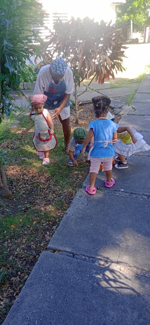 CISDorado's tweet photo. Los niños y niñas  de 3er año de vida   realizando encomiendas laborales para desarrollar hábitos del cuidado de las plantas.
#Cuba https://t.co/EJMVxo96TX